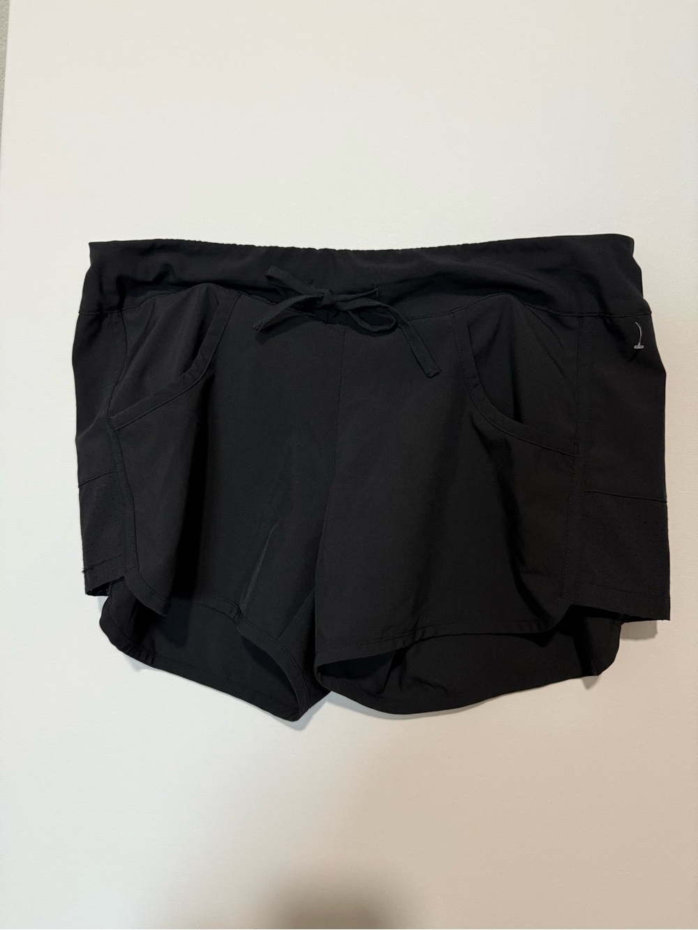 Magellan Outdoors Black Women's Athletic Shorts with Side Pockets size M NWOT